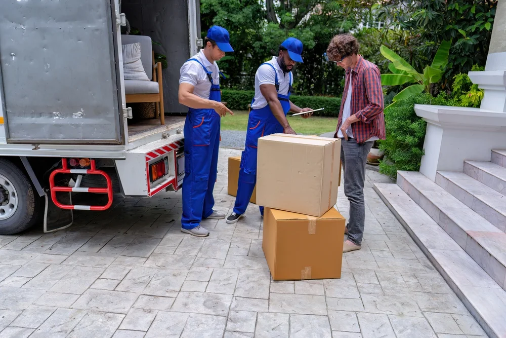cheap movers and packers dubai team talking with client