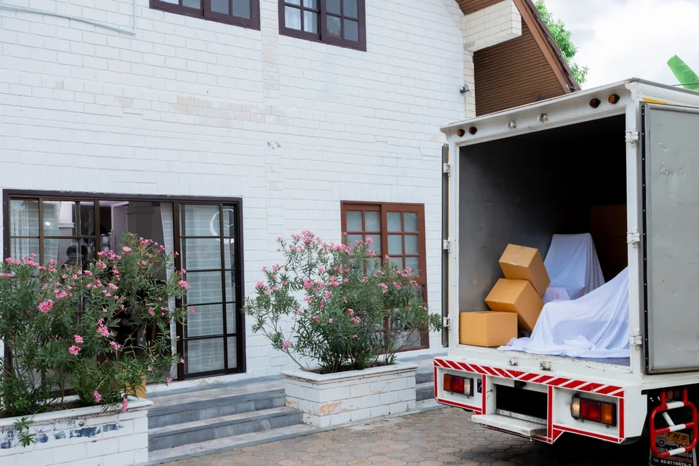 Professional movers and packers in Sheikh Zayed Road Dubai packing household items safely
